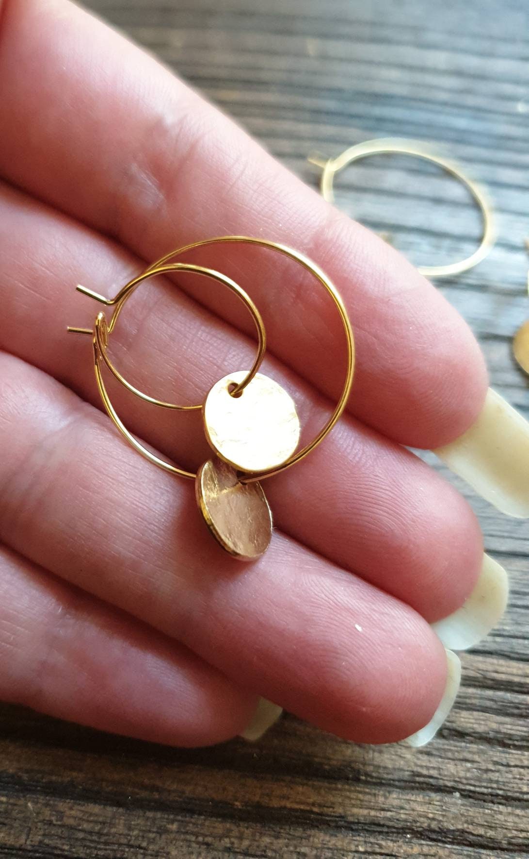 Hammered Gold Disc Earrings – Lightweight Leverback Dangles – Hypoallergenic Statement Jewellery for Everyday Wear,  Gift for Her