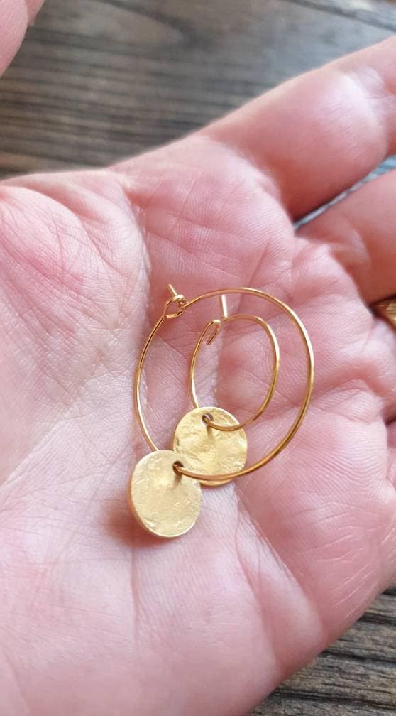 Hammered Gold Disc Earrings – Lightweight Leverback Dangles – Hypoallergenic Statement Jewellery for Everyday Wear,  Gift for Her