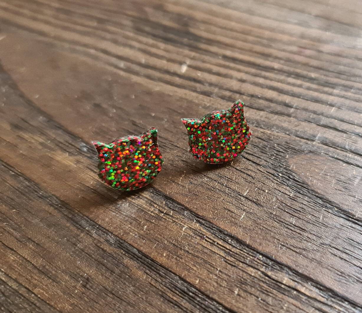 Christmas Cat Earrings, Cat Resin Stud Earrings, Green, Red Earrings, Cat Glitter Earrings made with Stainless Steel.